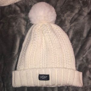 UGG beanie with pom